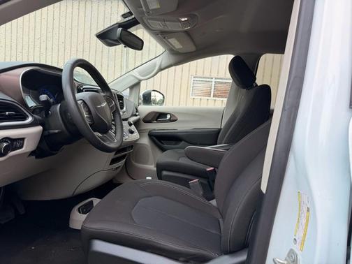 Bright White Clearcoat 2023 Chrysler Voyager LX