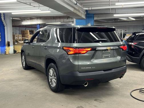 Silver Sage Metallic 2022 Chevrolet Traverse LT Cloth