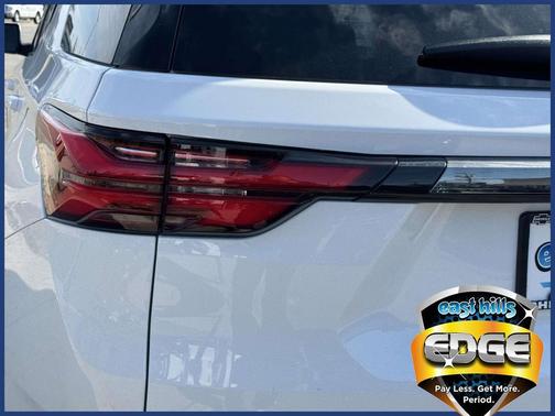 Summit White 2023 Chevrolet Traverse RS