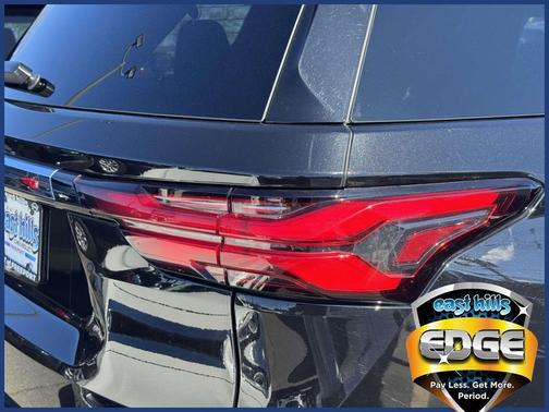 Mosaic Black Metallic 2023 Chevrolet Traverse LT Cloth