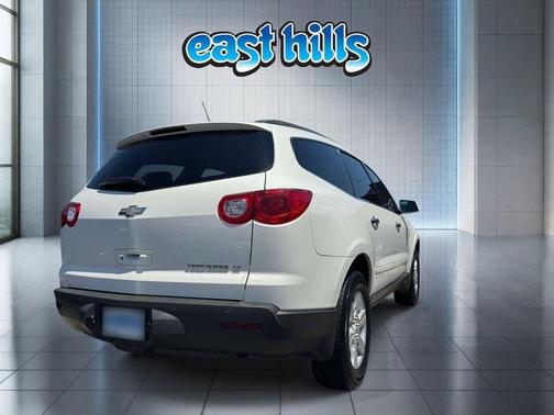 White 2010 Chevrolet Traverse LT
