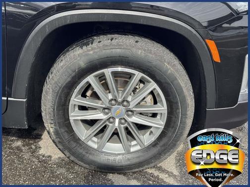 Mosaic Black Metallic 2023 Chevrolet Traverse LT Cloth