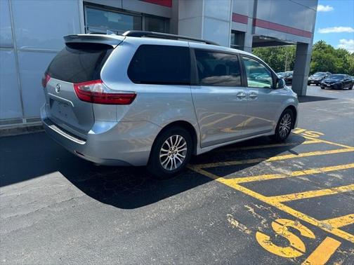 2020 Toyota Sienna XLE