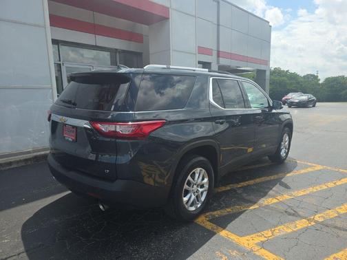 Graphite Metallic 2018 Chevrolet Traverse LT Cloth