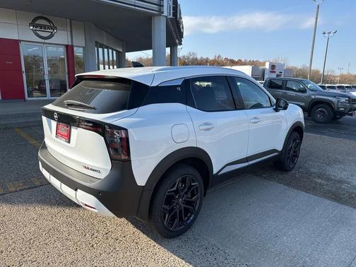 Aspen White Tricoat 2026 Nissan Kicks SR