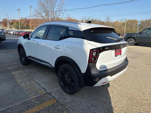 Aspen White Tricoat 2026 Nissan Kicks SR