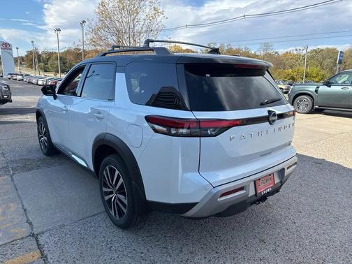 2025 Nissan Pathfinder Platinum 4WD