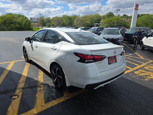 Aspen White Tricoat 2025 Nissan Versa 1.6 S