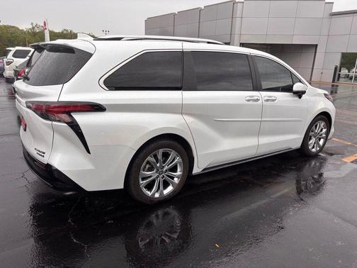 Wind Chill Pearl 2022 Toyota Sienna Platinum