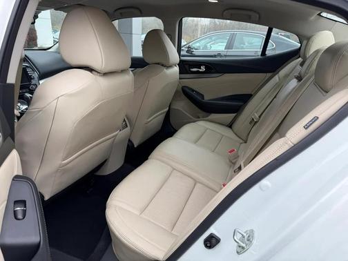 2023 Nissan Maxima SV