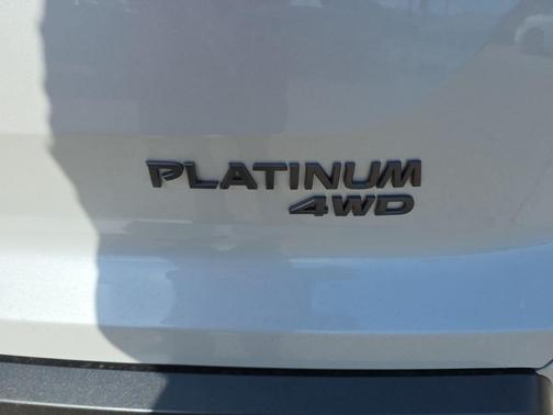 Everest White Pearl Tricoat/Super Black 2026 Nissan Pathfinder Platinum