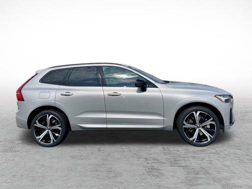 2022 Volvo XC60 B6 R-Design