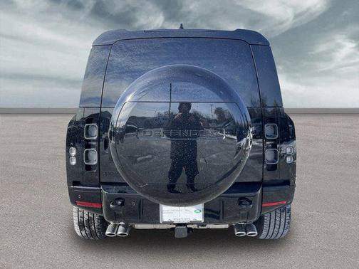 2025 Land Rover Defender 110 V8
