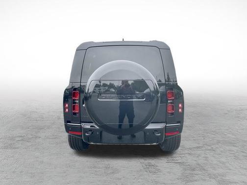 2025 Land Rover Defender 90 P400 X-Dynamic SE
