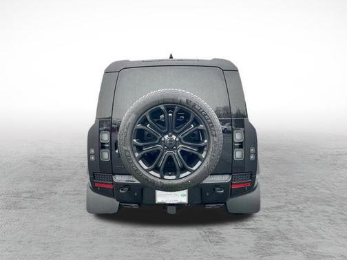 2026 Land Rover Defender P635 OCTA Black