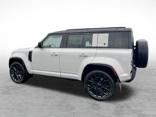 Borasco Grey Metallic 2026 Land Rover Defender P635 OCTA