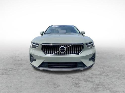 2024 Volvo XC40 B5 Ultimate Bright Theme