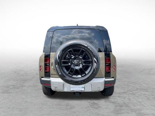 2025 Land Rover Defender 110 P300