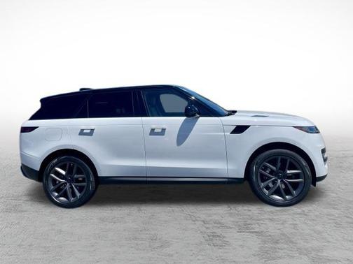 Fuji White 2026 Land Rover Range Rover Sport SE