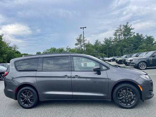 Granite Crystal Metallic Clearcoat 2020 Chrysler Pacifica L