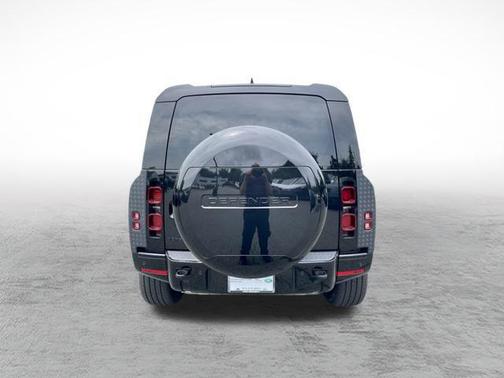2025 Land Rover Defender 110 P400 X-Dynamic SE