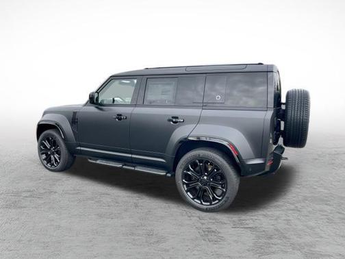 2026 Land Rover Defender P635 OCTA Black