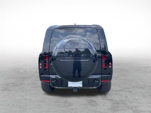 2025 Land Rover Defender 110 P400 X-Dynamic SE