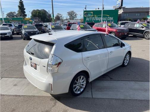 2014 Toyota Prius v Five