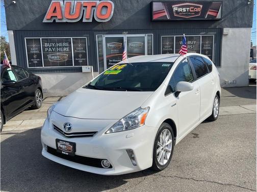 2014 Toyota Prius v Five