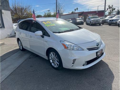 2014 Toyota Prius v Five