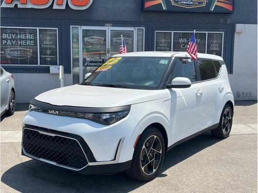 White 2023 Kia Soul EX