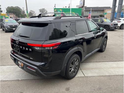 2022 Nissan Pathfinder SV