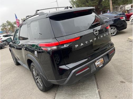 2022 Nissan Pathfinder SV