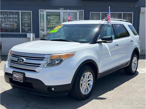 White 2015 Ford Explorer XLT