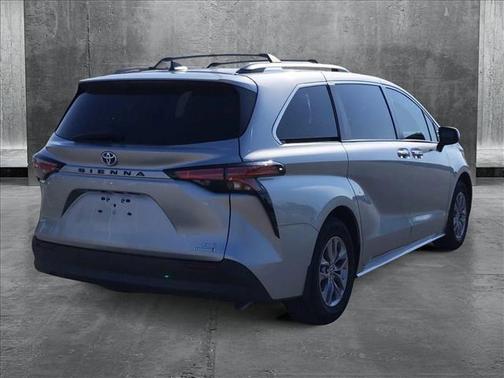 2022 Toyota Sienna XLE 8 Passenger