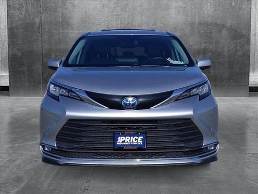 2022 Toyota Sienna XLE 8 Passenger
