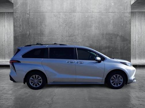 2022 Toyota Sienna XLE 8 Passenger