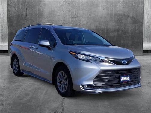 2022 Toyota Sienna XLE 8 Passenger