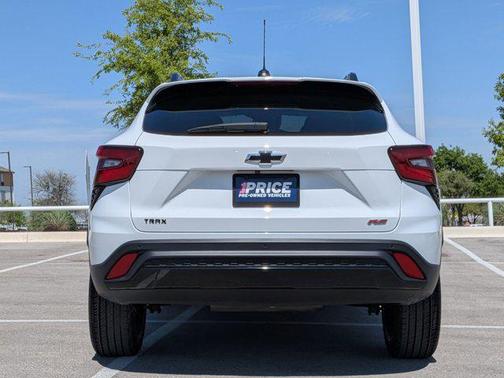 Summit White 2025 Chevrolet Trax FWD 2RS