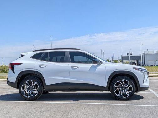 Summit White 2025 Chevrolet Trax FWD 2RS