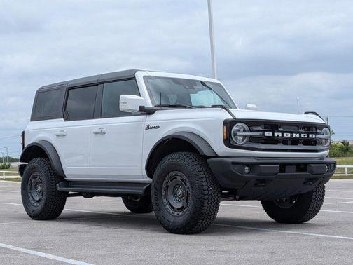 Oxford White 2025 Ford Bronco Outer Banks