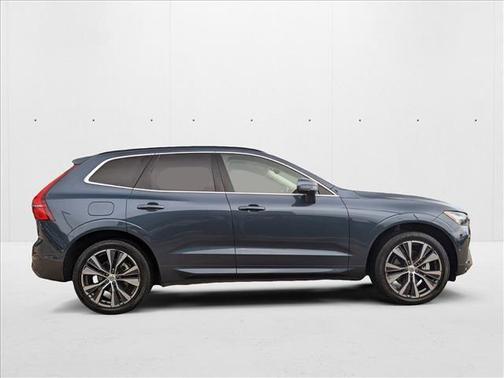 2022 Volvo XC60 B5 Momentum
