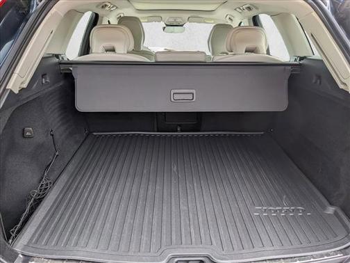 2022 Volvo XC60 B5 Momentum