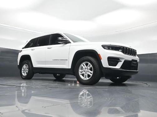 Bright White Clearcoat 2025 Jeep Grand Cherokee LAREDO