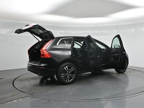 Onyx Black Metallic 2021 Volvo XC60 T5 MOMENTUM