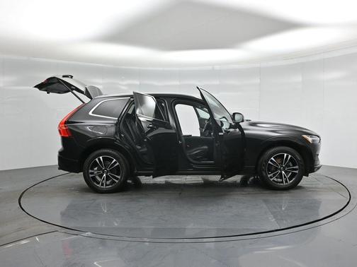 Onyx Black Metallic 2021 Volvo XC60 T5 MOMENTUM