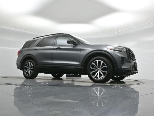 Carbonized Gray Metallic 2025 Ford Explorer ST-Line