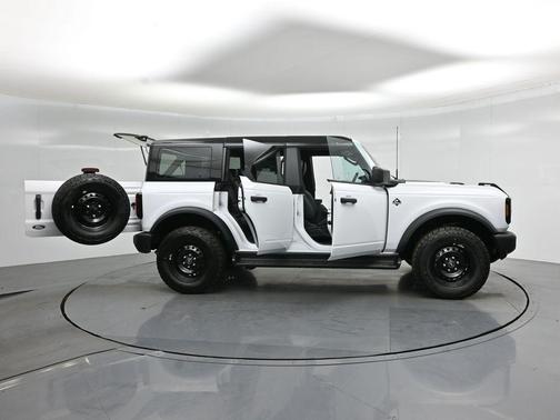 Oxford White 2026 Ford Bronco Outer Banks