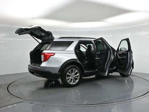 ICONIC SILVER METALLIC 2023 Ford Explorer XLT