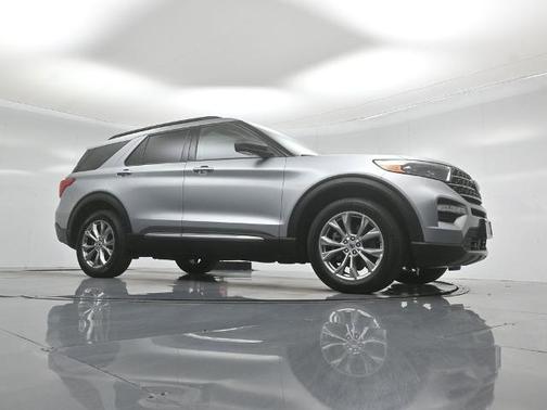 ICONIC SILVER METALLIC 2023 Ford Explorer XLT